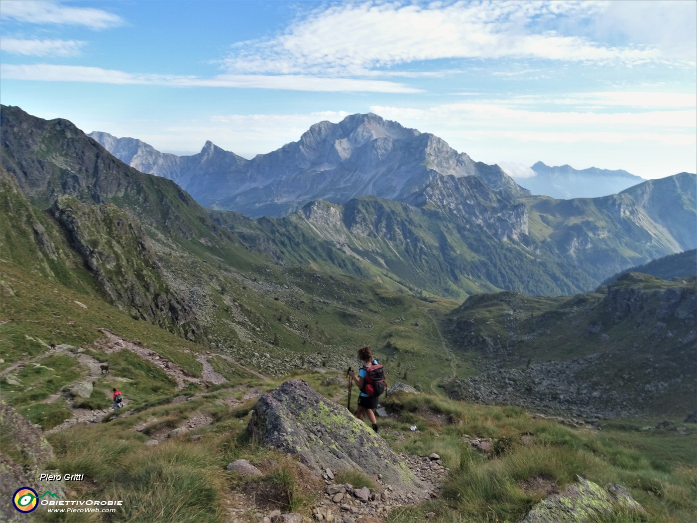 90 Dal Passo di Mezzeno sul 'martoriato' sent. 215 scendiamo alla conca di Mezzeno (1570 m).JPG